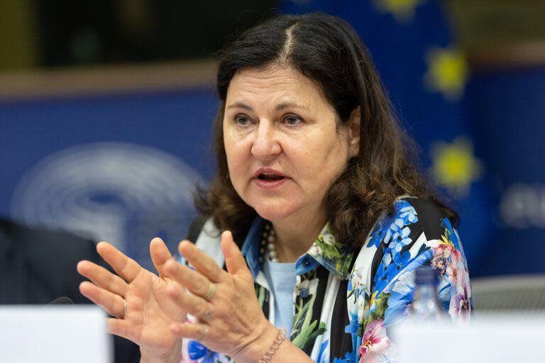 Пошкоджений Південний міст у Києві після атаки