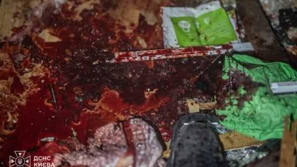 Рятувальники та поліція на місці удару в Деснянському районі