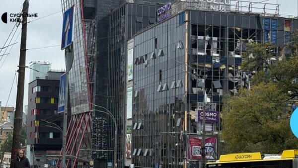 Пошкоджений фасад торговельно-розважального комплексу Cosmo Multimall у Києві