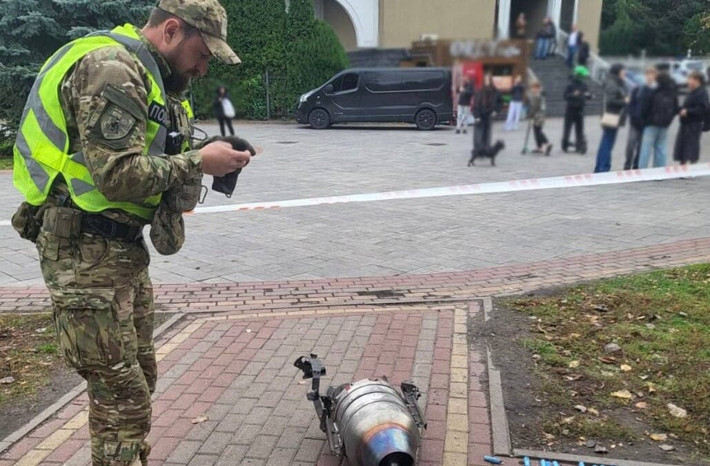 Наслідки падіння уламків безпілотника в парку Орлятко