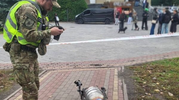 Наслідки падіння уламків безпілотника в парку Орлятко