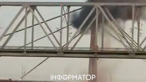 Пошкоджений Північний міст у Києві після влучання дрона