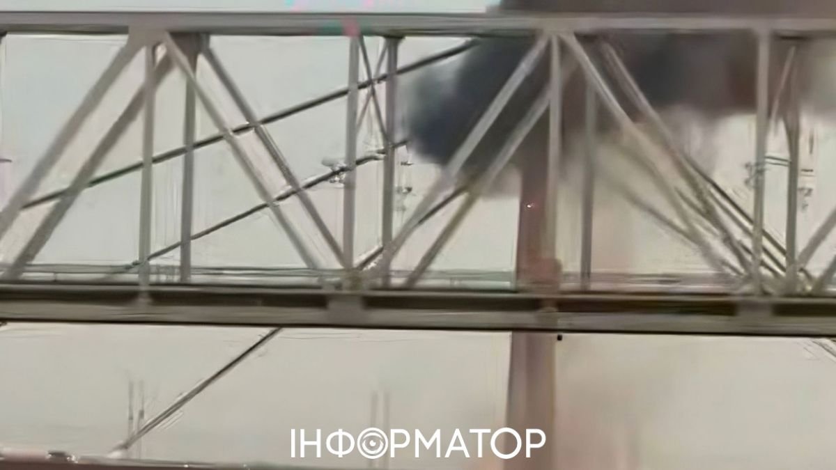 Пошкоджений Північний міст у Києві після влучання дрона