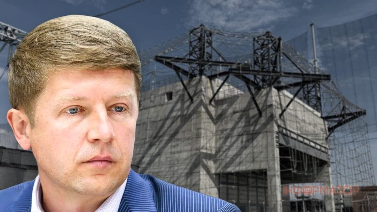 Сергій Нагорняк біля трансформаторів на енергооб'єкті Києва
