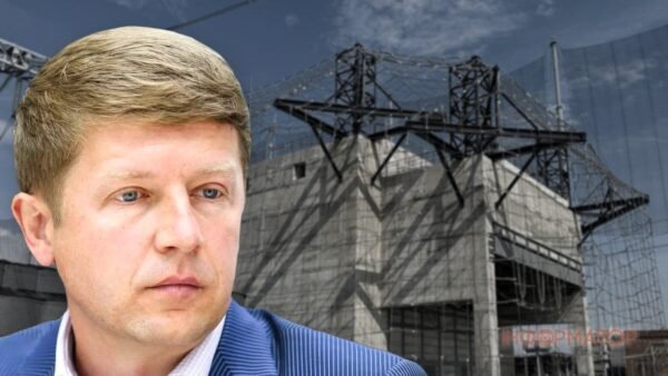 Сергій Нагорняк біля трансформаторів на енергооб'єкті Києва