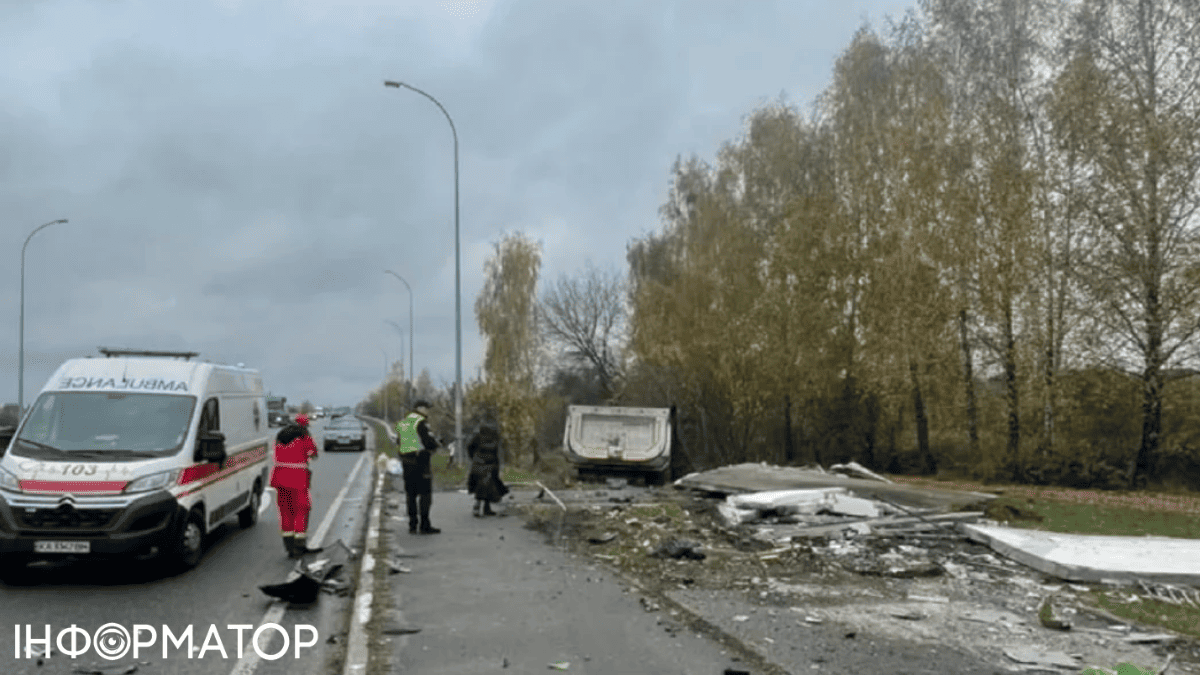 Вантажівка після ДТП біля села Микуличі