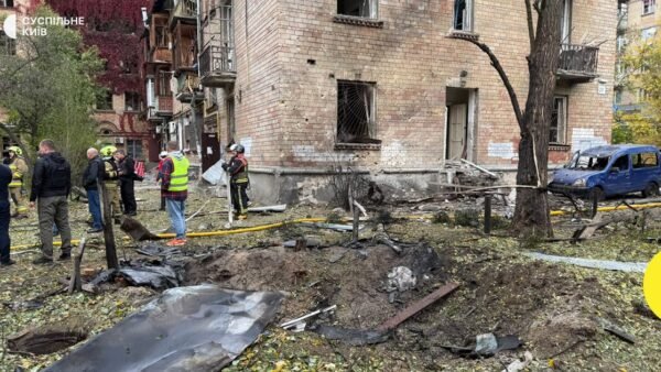 Наслідки падіння уламків дронів у Печерському районі Києва
