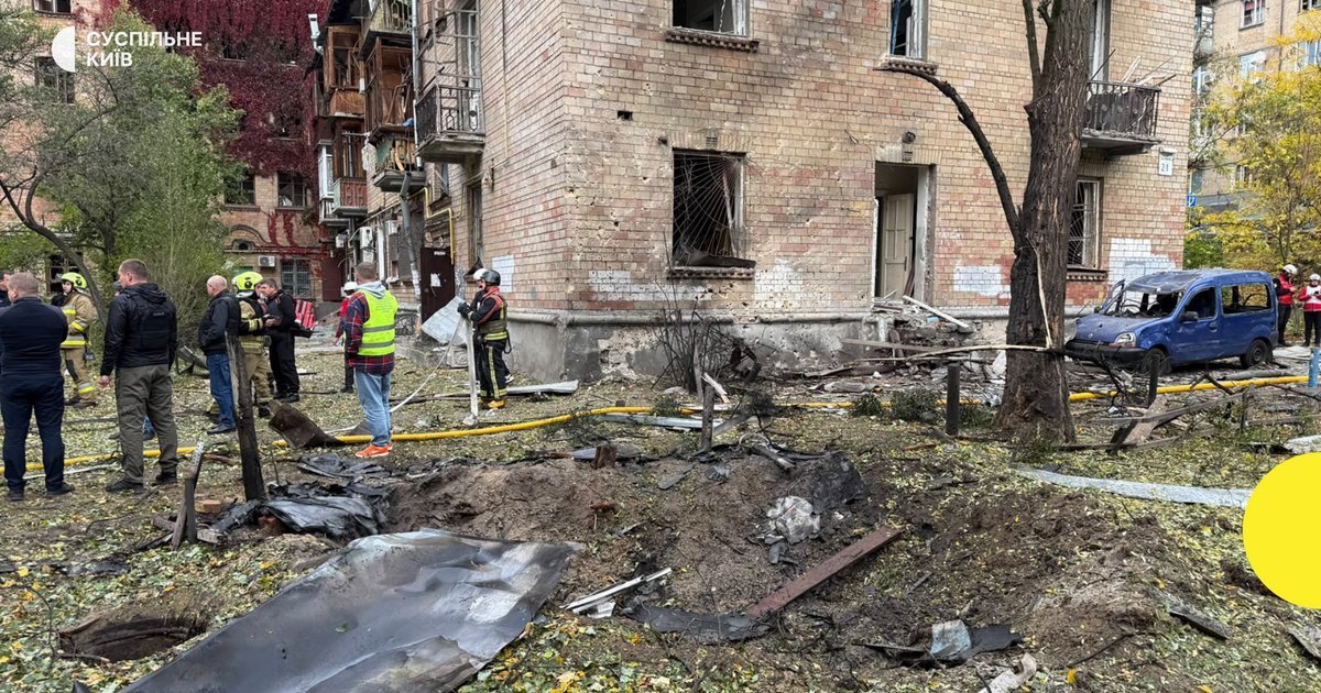 Наслідки падіння уламків дронів у Печерському районі Києва