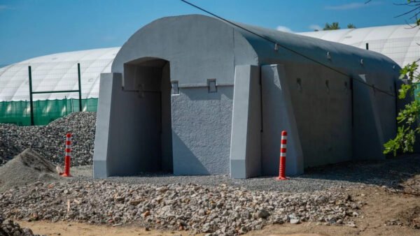 Мобільне укриття біля зупинки громадського транспорту в Києві