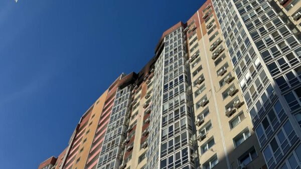 Наслідки влучання БпЛА у багатоповерхівку в Дарницькому районі Києва
