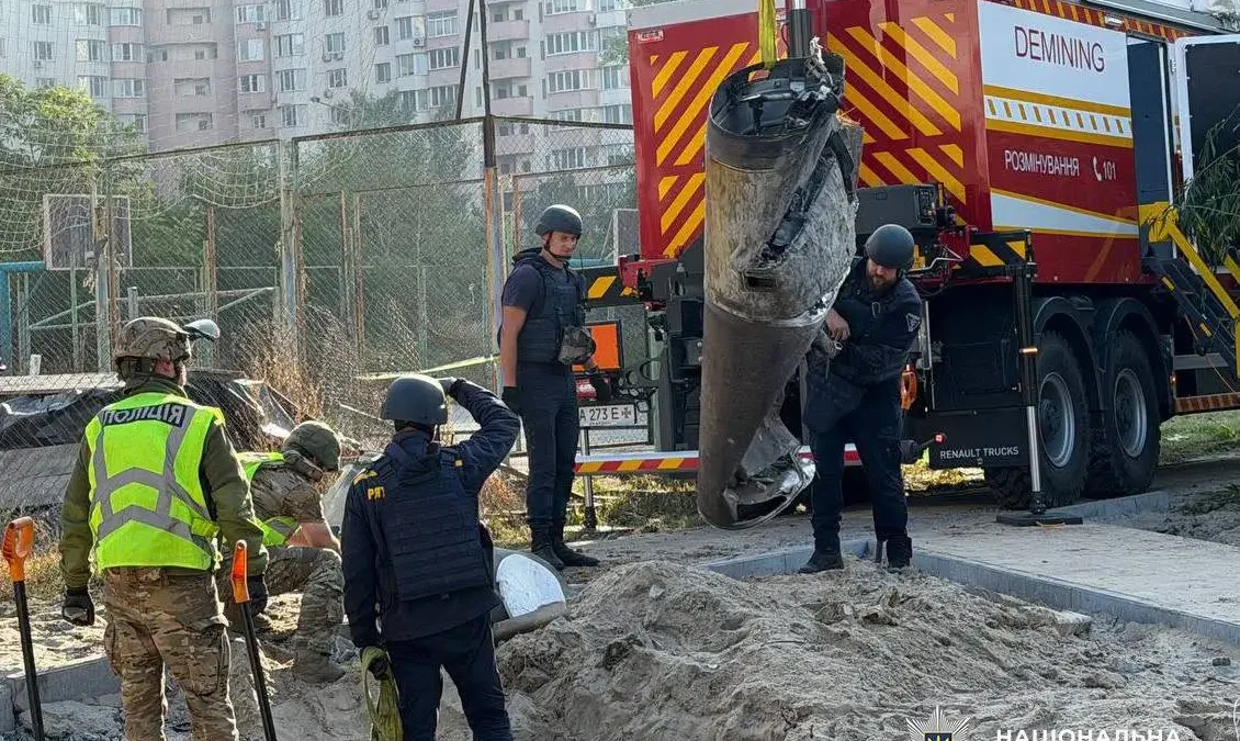 Вибухотехніки вилучають балістичну ракету в Дарницькому районі Києва
