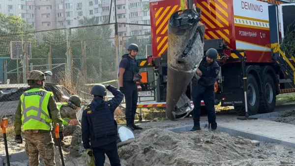 Вибухотехніки вилучають балістичну ракету в Дарницькому районі Києва