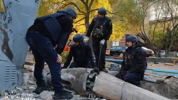Піротехніки вилучають бойову частину ракети в Оболонському районі Києва