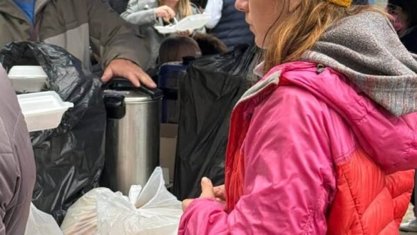 Гарячі обіди для мешканців Ірпеня, чиї будинки пошкоджені