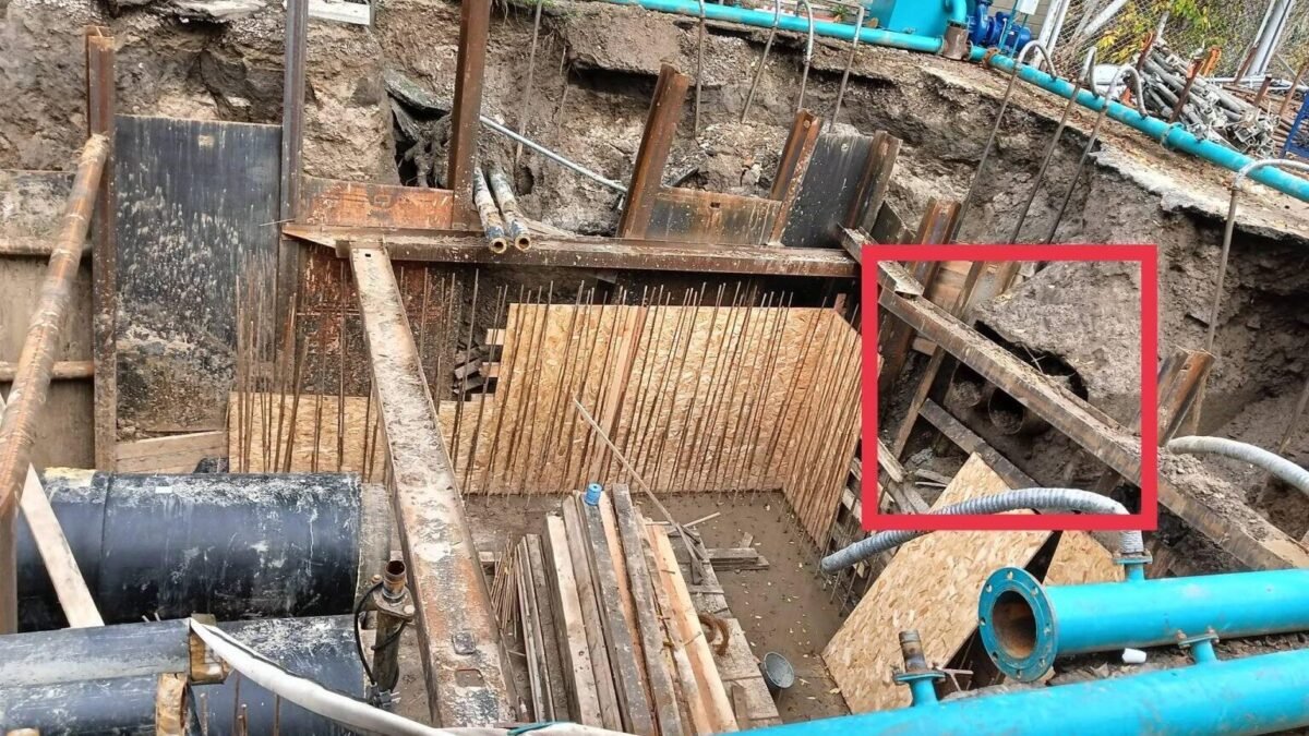Демонтовані труби теплотраси в районі Теремків у Києві