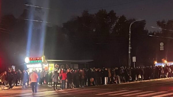 Черги на Дарницькому вокзалі в Києві під час транспортних перебоїв