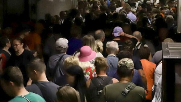 Скупчення пасажирів на станції метро Осокорки в Києві