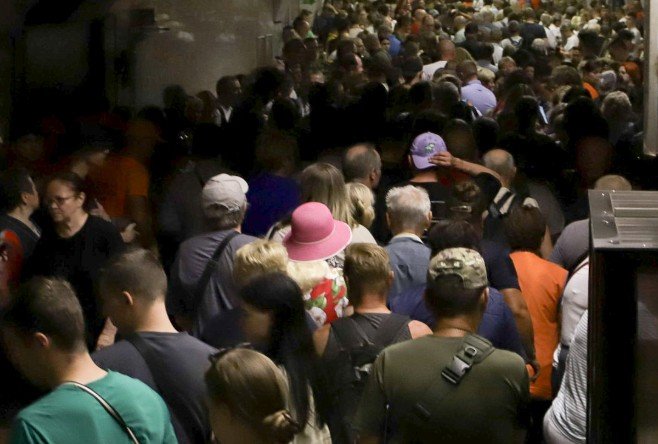 Скупчення пасажирів на станції метро Осокорки в Києві