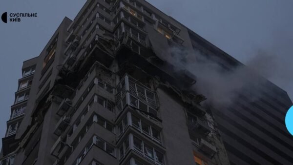 Пошкоджений житловий будинок у Святошинському районі Києва після атаки дронів
