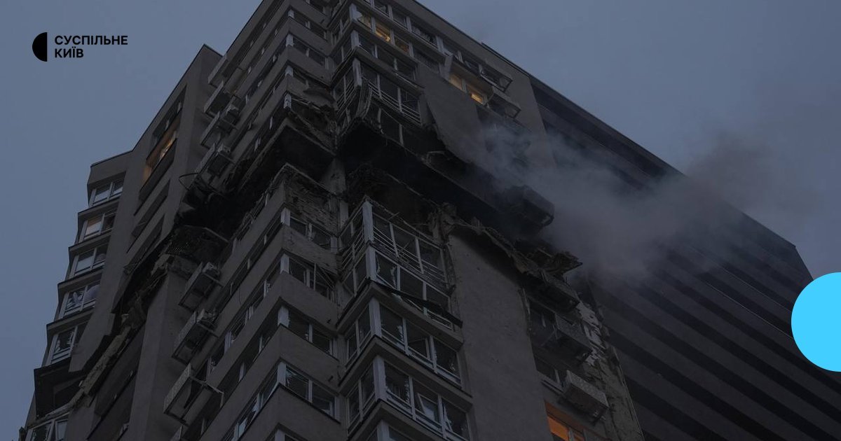 Пошкоджений житловий будинок у Святошинському районі Києва після атаки дронів
