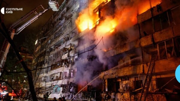 Рятувальники працюють на місці ракетного удару в Києві