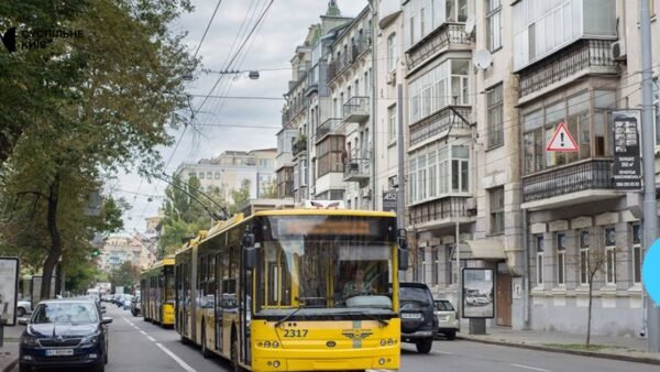 Автобус Київпастранс на вулиці Києва