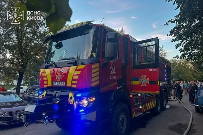 Наслідки падіння уламків БПЛА у Солом'янському районі Києва