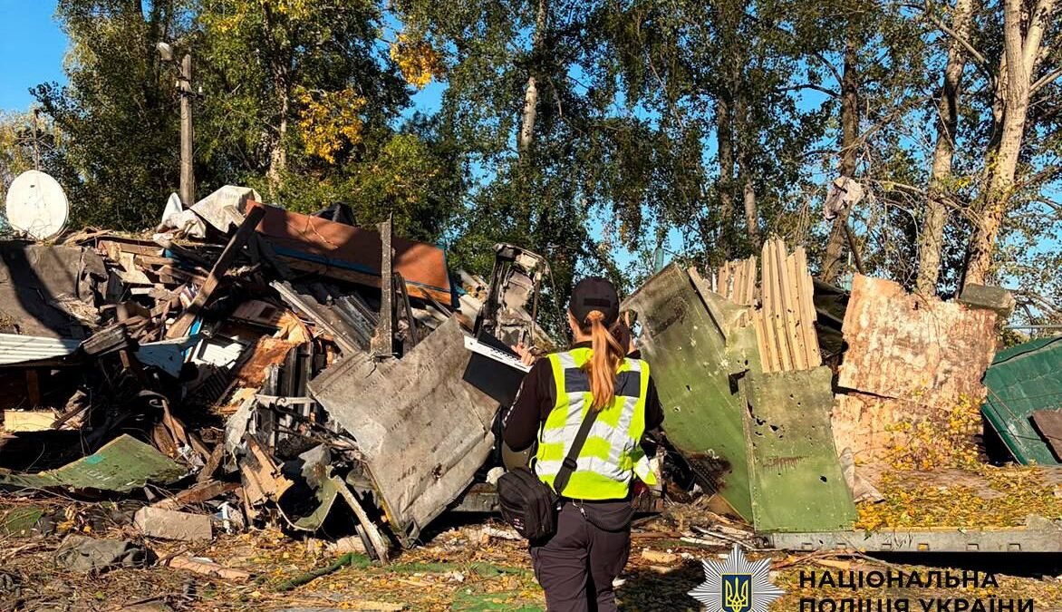 Пошкоджена човникова станція в Оболонському районі Києва після атаки