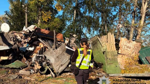 Пошкоджена човникова станція в Оболонському районі Києва після атаки