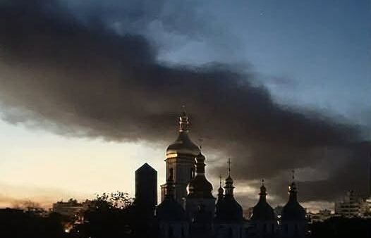 Силует Софійського собору в Києві на тлі диму після російської атаки