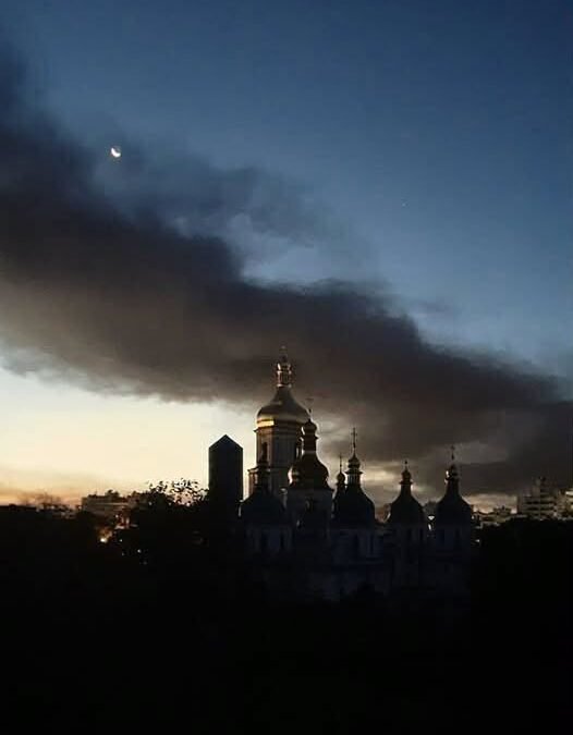 Силует Софійського собору в Києві на тлі диму після російської атаки