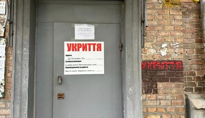 Електричка Kyiv City Express на залізничній колії під час повітряної тривоги