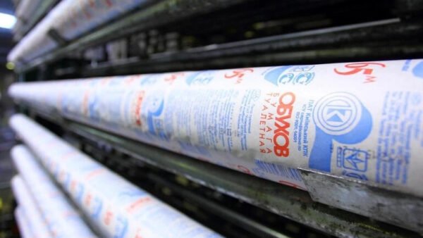Пошкоджені приміщення Київського картонно-паперового комбінату в Обухові після ракетного удару