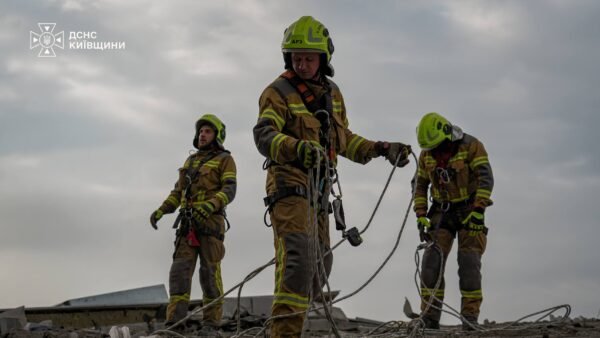 Пошкоджений будинок після атаки дронів на Київщині
