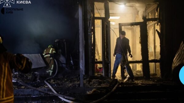 Пошкоджена будівля школи у Солом'янському районі Києва після атаки дронів
