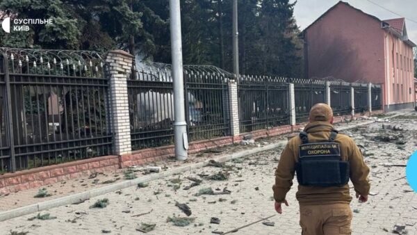 Рятувальники працюють на місці падіння уламків дрона в Голосіївському районі Києва