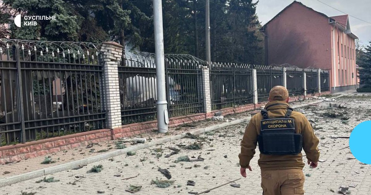 Рятувальники працюють на місці падіння уламків дрона в Голосіївському районі Києва