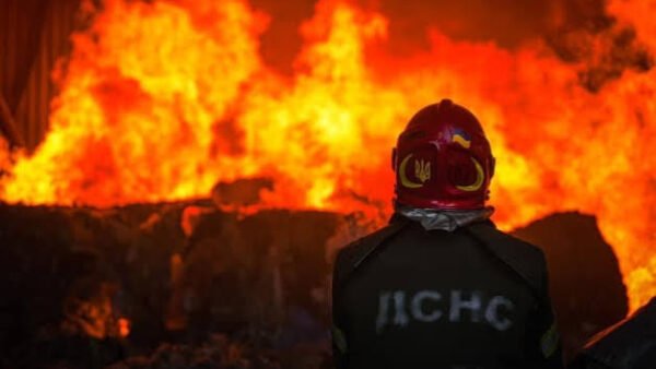 Пожежа у складській будівлі Святошинського району Києва після удару БПЛА