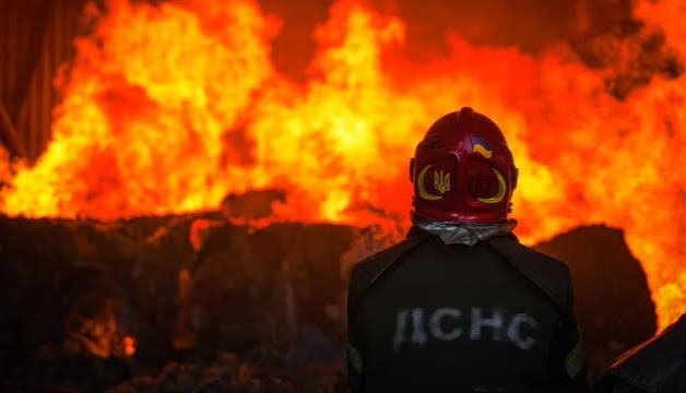 Пожежа у складській будівлі Святошинського району Києва після удару БПЛА