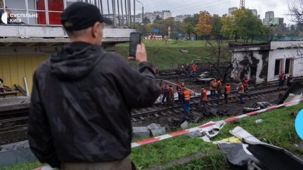 Пошкоджена станція метро Чернігівська після обстрілу в Києві