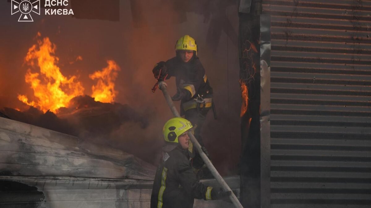 Наслідки влучання ворожого БпЛА у 4-поверховий магазин у Солом'янському районі Києва
