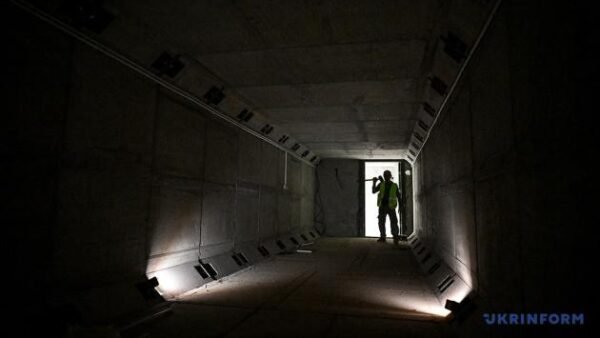 Вхід до укриття в Києві