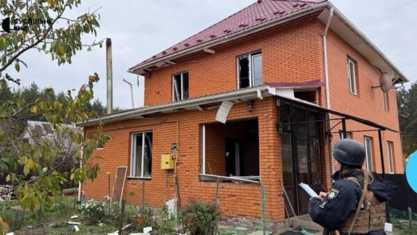 Пошкоджений будинок після атаки на Київщині