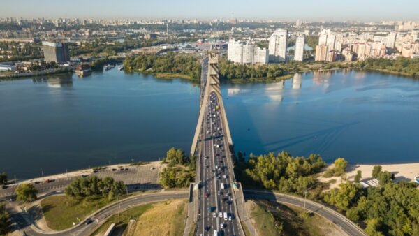 Пошкоджений Південний міст у Києві після російських атак