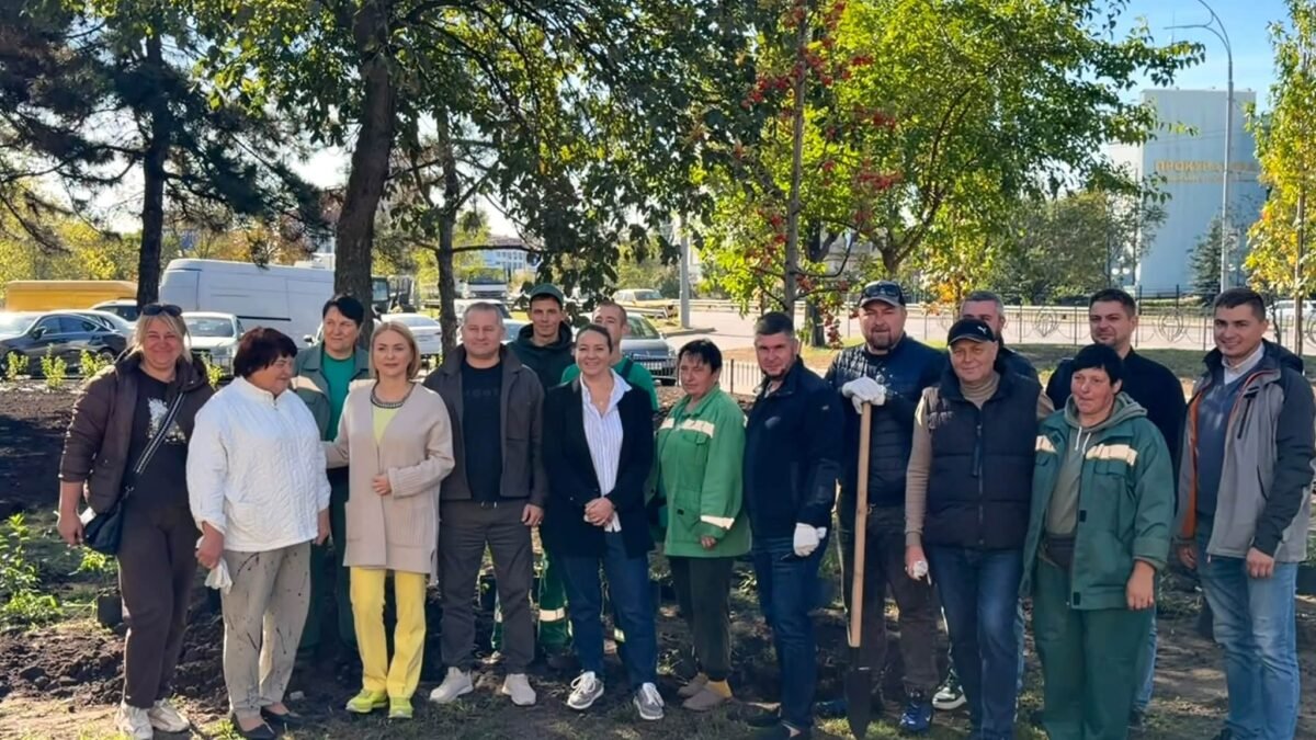 Нова зелена зона в сквері на вулиці Героїв полку Азов в Оболонському районі