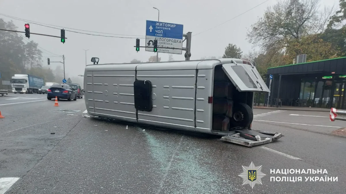 Перекинутий маршрутний автобус на Берестейському шосе в Києві