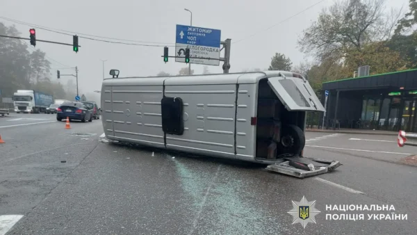 Перекинутий маршрутний автобус на Берестейському шосе в Києві