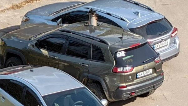 Наслідки падіння уламків дрона на Північному мосту в Києві