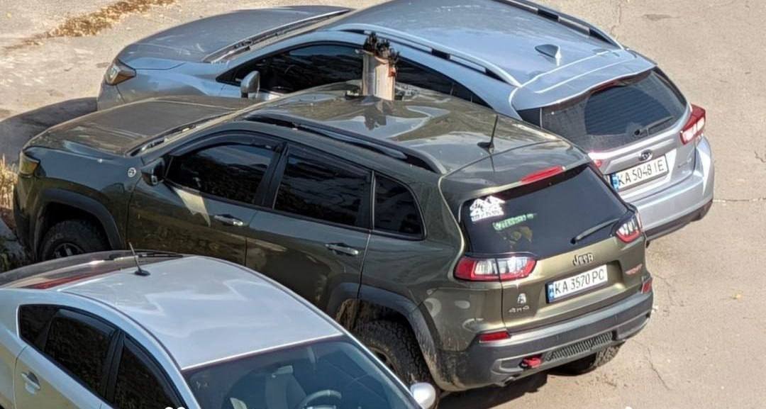 Наслідки падіння уламків дрона на Північному мосту в Києві