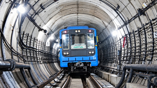 Потяг метрополітену на мосту